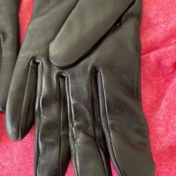 Danier Leather Black Gloves NWT  - Size M - Picture 9 of 13